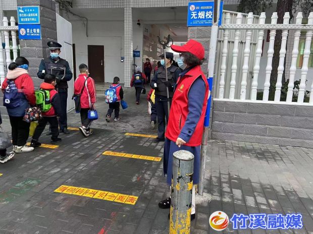 2023年2月28日，竹溪县教育局文明督导员在上学时间段维持实验小学路队秩序_proc