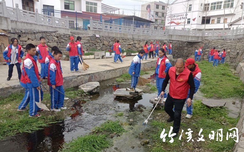 2023年3月11日，竹溪县中峰镇中心学校组织师生开展“小手拉大手 守护竹溪河”清理河道志愿服务活动(1).jpg