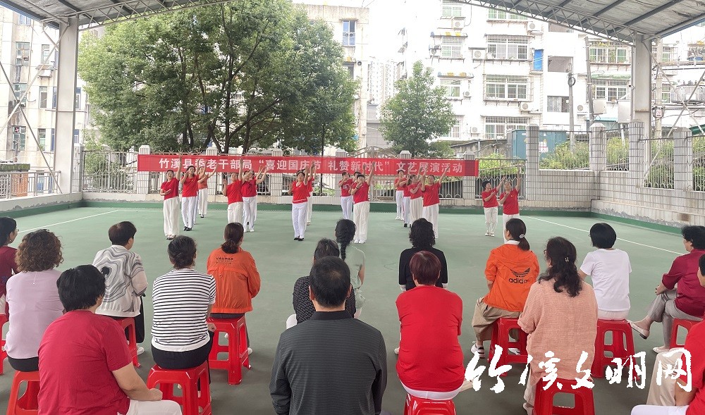 2-1国庆节：9月13日上午县委老干部局组织广场舞蹈班学员在县老年大学门球场开展“喜迎国庆节 礼赞新时代”文艺展演活动。.jpg