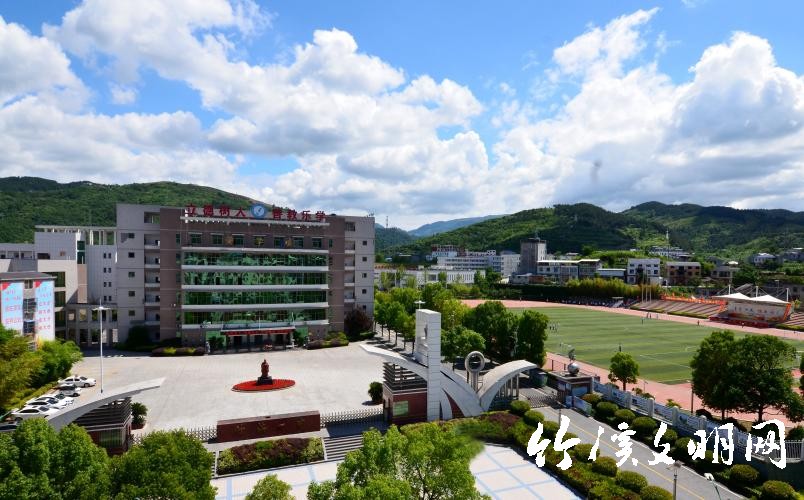 图片1：竹溪县第一高级中学校园全貌(1).jpg